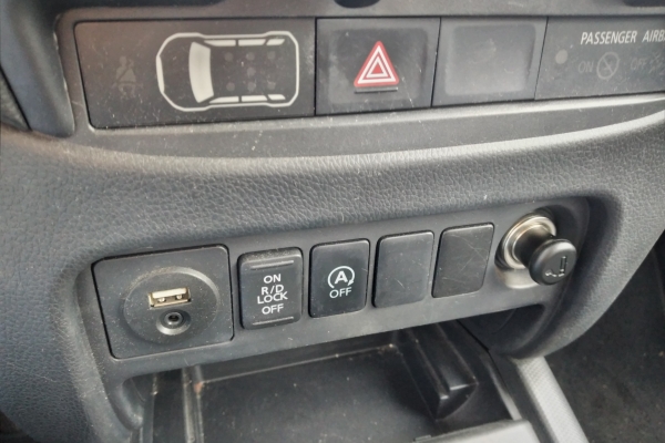 mitsubishi-l200-doublecab-2-3d-4wd-150cv-6m-autocarro