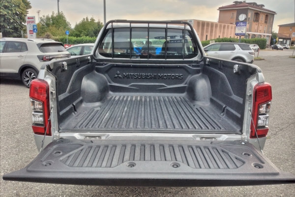 mitsubishi-l200-doublecab-2-3d-4wd-150cv-6m-autocarro